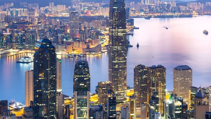 Hong Kong proíbe trânsito aéreo de passageiros de 153 países